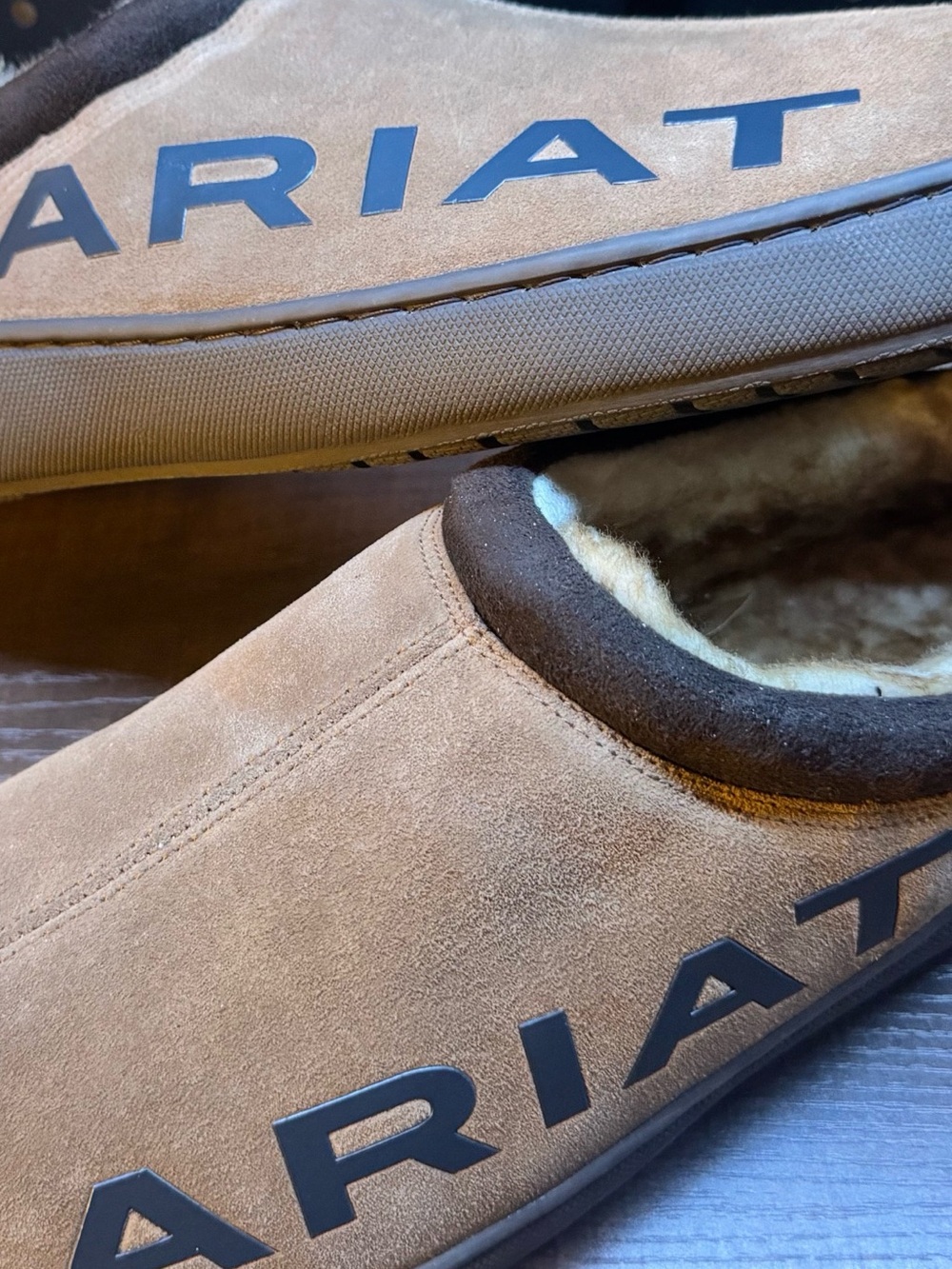 Ariat AR2844 Logo Hooded Clog Slippers Men’s/Unisex Size 10 Tan Suede Faux Fur